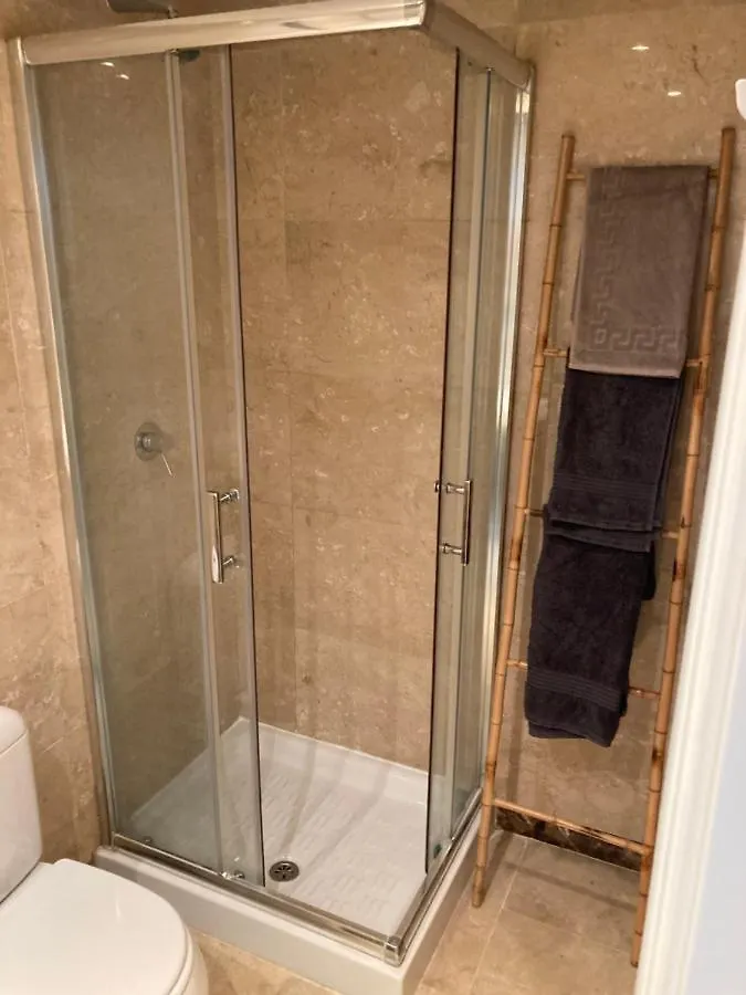 2 Bed Penthouse Apartment 마닐바 0*,
